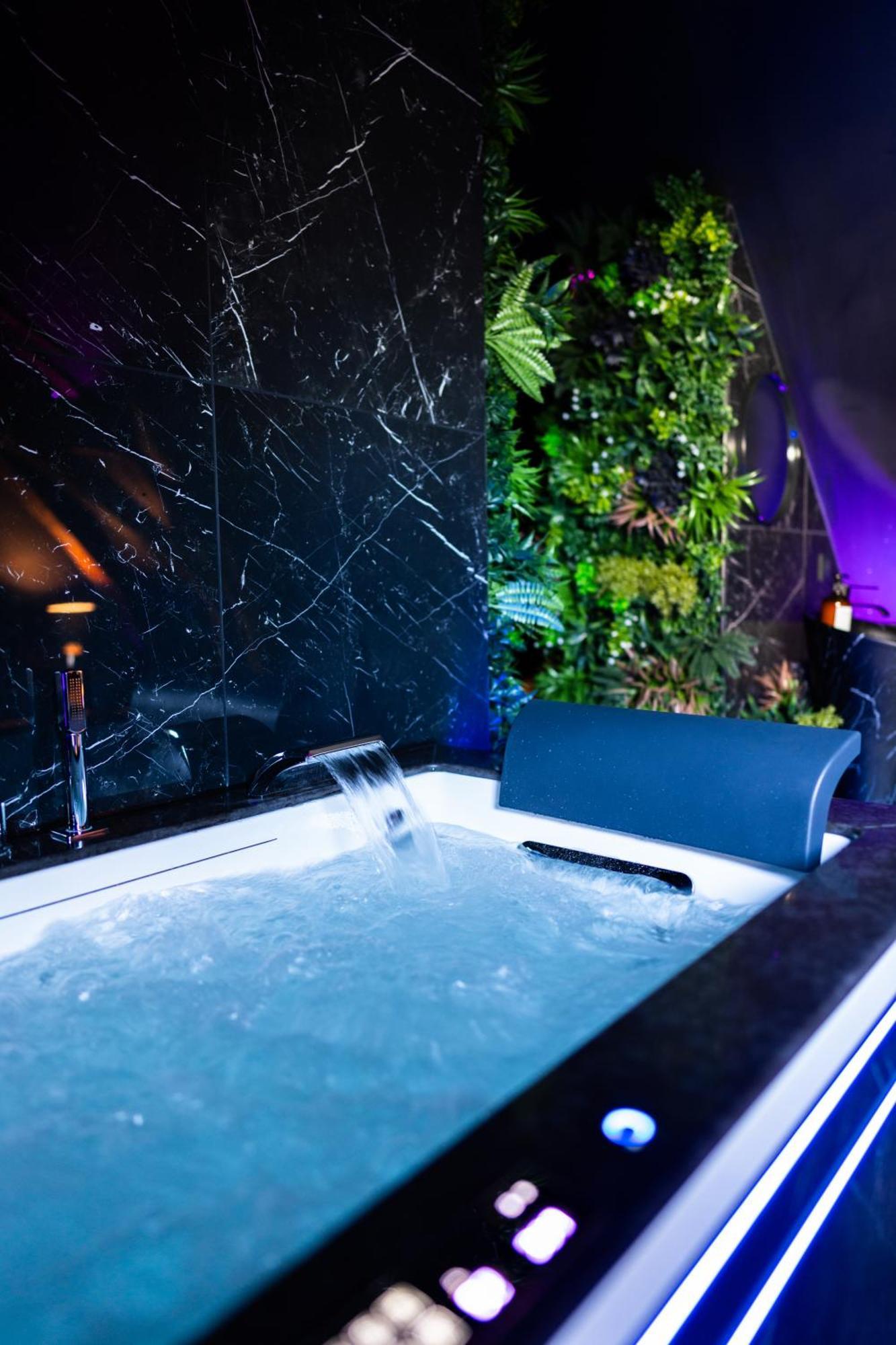 L'Evasion, Romantisme, Volupte & Jacuzzi 쏘뮤흐 외부 사진